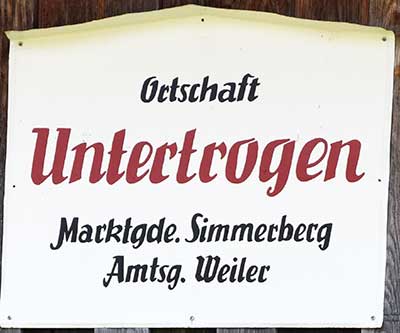 Untertrogen - auf alt gemachtes Ortsschild von Weiler