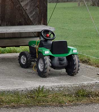 ÖPNV Bushaltestelle Weitnau - mit dem Traktor angefahren, mit dem Bus weitergefahren