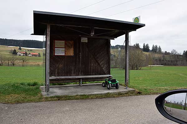 ÖPNV Bushaltestelle Weitnau - mit dem Traktor angefahren, mit dem Bus weitergefahren