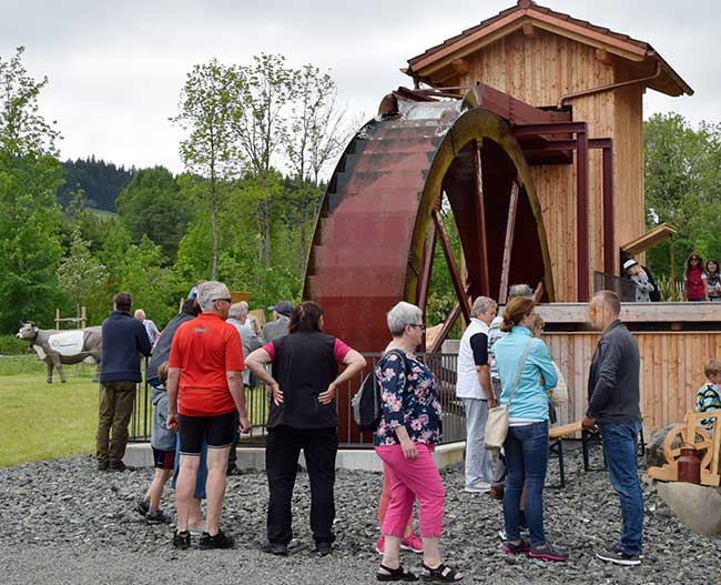 Am Mühlentag war der Tag der offenen Tür - Ein Düker (Der Einlauf ist höher als die Rohrleitung und der Auslauf) speist die Obere Mühle Wertach - das Wasserrad hat 6 m Durchmesser