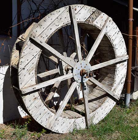 Dieses alte Wasserrad an derStanglmühle im OT Pfeiffermühle ist mit unzähligen NiRoSta Schrauben resrtauriert worden