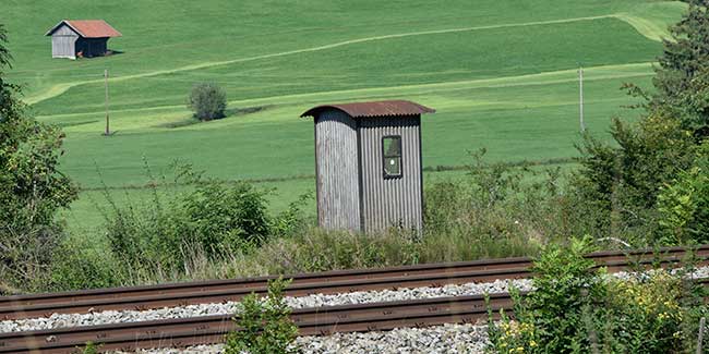 Eisenbahn deutsche Fernsprecherbude - F-Bude Eisenbahn - Hauptsächlich wird der Streckenfernsprecher an Strecken mit älterer Sicherungstechnik vom Stellwerkspersonal benutzt. Mit ihm werden unter anderem die Zugmeldungen, also die Kommunikation zwischen zwei benachbarten Bahnhöfen, getätigt. Dabei wird die Zugnummer des abfahrenden Zuges sowie die voraussichtliche Abfahrtszeit durchgegeben. Die Zugmeldung erfolgt zwischen den beiden benachbarten Zugmeldestellen. Die Zugmeldung wird von den dazwischen liegenden Betriebsstellen wie Schrankenposten und Blockstellen mitgehört. 