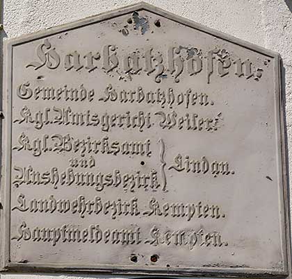 Historisches Ortsschild Mittelhofen, gegenüber der alten Feuerwehr