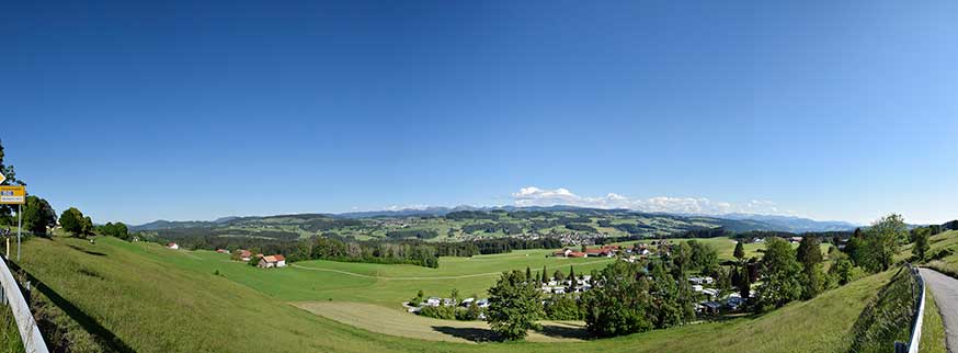 210° weiter Blick auf die Nagelfluhkette mit mit Hochgrat und Säntis, Lindenberg am B308 Wendeparkplatz von Schreckenmanklitz