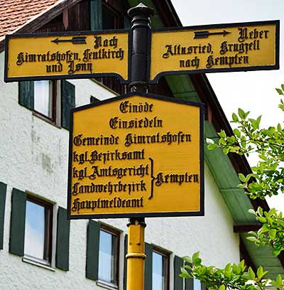 Alter gußeiserner Wegweiser Einsiedeln in Kimratshofen (Altusried 2020) über Altusried nach Kempten und nach Leutkirch und Isny