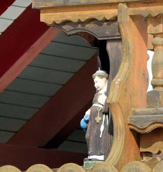 Balkon mit reich geschnitzten Figuren an Neubau EFH in Frauenfeld (Altusried 2020)