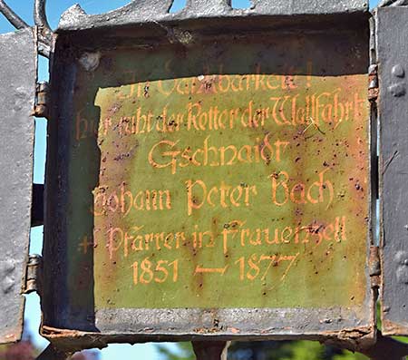 Hier ruht der Retter der Wallfahrt Gschnaidt, Johann Peter Bach, Pfarrer in Frauenzell 1851 - 1877