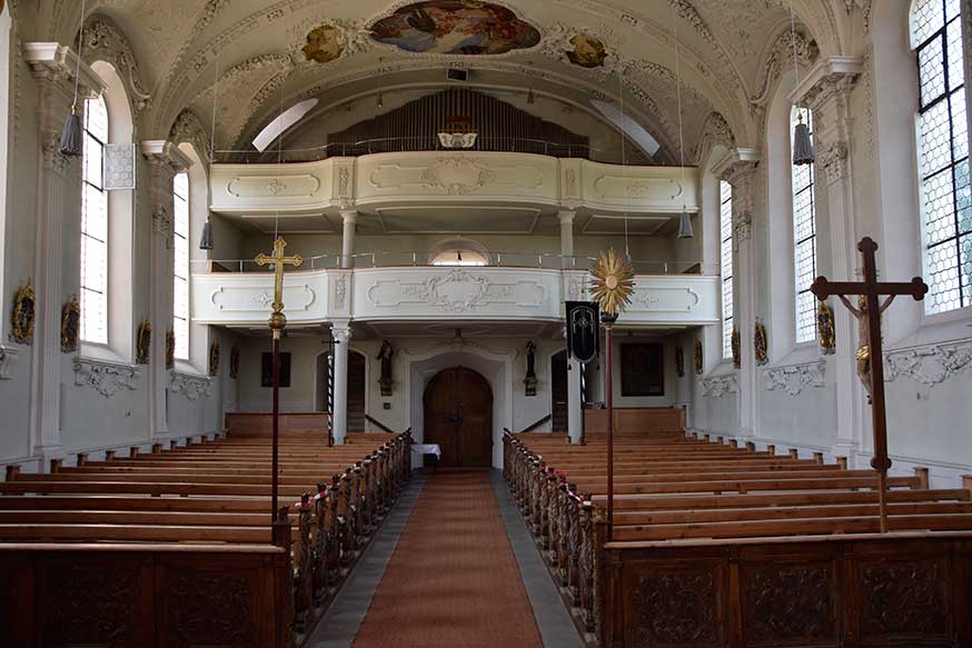 Kinofeeling Mariä Himmelfahrt - durch Bodensetzungen ist der Altarraum der tiefste Teil der Kirche in Frauenzell