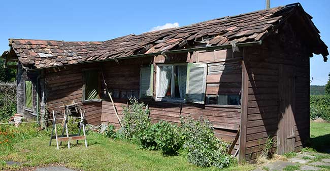 Bienenhaus, das schon lange nicht mehr repariert wurde - Beenenhaus Altusried 2020