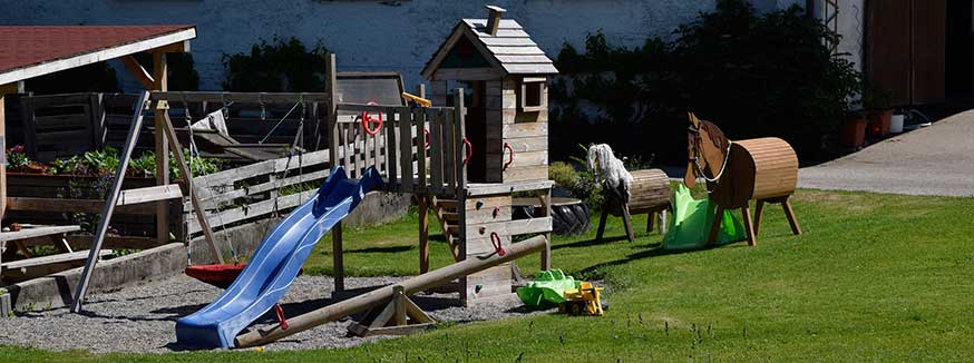 Muthmannshofen - Urlaub auf dem Bauernhof - Spielplaz für Kinder und Reiter (Altusried 2020)