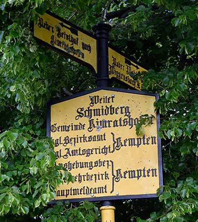 alter Gusseiserne Wegweiser in Kimratshofen - Schmidberg - Über Meratzzhofen nach Wiggensbach und über Reintal nach Kimratshofen