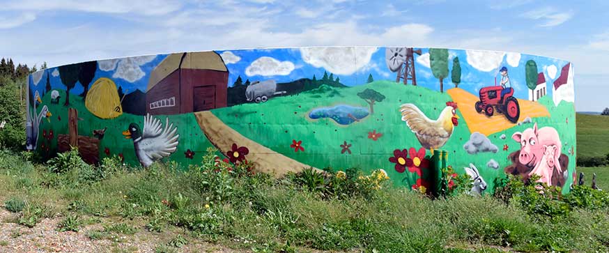 Seefeld in der Gemeinde Altusried - Güllebehälter aus Beton ist grafisch verbessert worden mit Motiven aus der Landwirtschaft