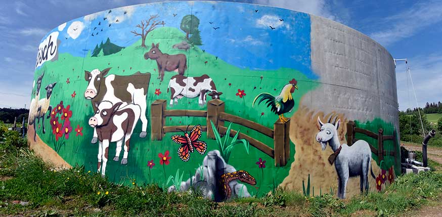 Das leben eines Landwirts kurz auf dem Güllebehälter gezeigt in Seefeld (Familie Rösch in Altusried) 