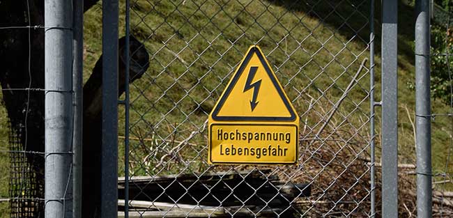 Gartenzaun - Achtung Hochspannung Lebensgefahr in Leupolzbauhof (Amtzell)