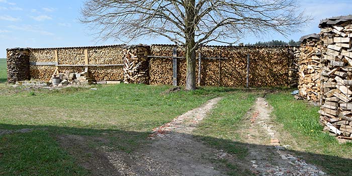 Festungsartiger Holzstapel Mauer in Unterharperchts (Argenbühl 2020)