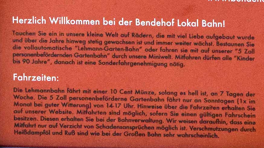 Ein Schild gibt umfassend Auskunft über die Bendehof Lokalbahn