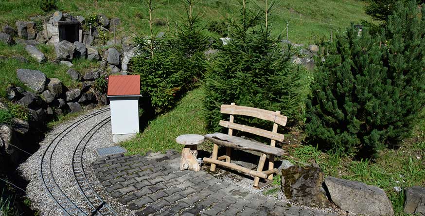 Abzweig zum Basistunnel (li) und zum Ausichtspunkt mit Drehscheibe "Lueg in's Land (2020)