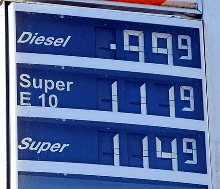 22. April Wangen BFT Tankstelle Wangen - Grenzen zu - kein Verkehr mehr - Öllager voll, OPEC Drosselung nur 10% - Erdölpreise im Keller, Dieselpreise ein Traum (0,99€) aber Heizölpreise hoch, da alle kaufen - verrückte Marktwirtschaft zu Corona Zeiten