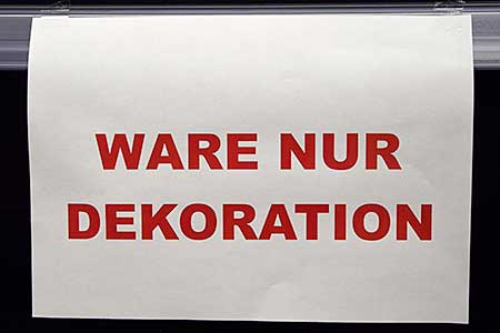 Scherz in einem Supermarkt "Ware nur Dekoration" - was ist in einem Supermarkt zu verkaufen? Die Ware, die im Regal steht. Hier ärgert man sich über sofort ausverkaufte Küchenrollen