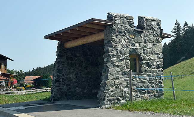 Burgenregion Allgäu - ÖPNV Wartehäuschnen erinnern an eine Burg - hier in Zell (Gde. Eisenberg) unterhalb der Burgruinen Eisenberg und Hohenfreyberg