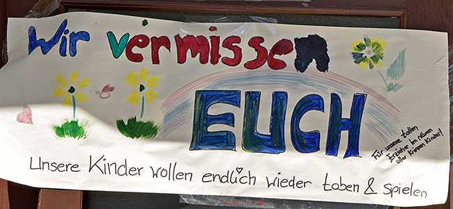 Wir vermisen Euch - Wunsch der Kinder man die Erzieher der Kinderkrippe "Regenbogen" in Ellhofen