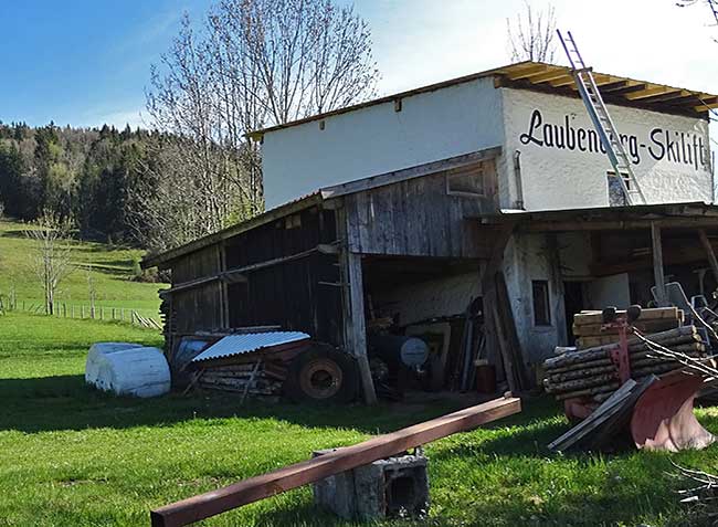 Talstation Laubenberg - Skilift mit Resten der alten Trasse und Liftpfeiler - Grünenbach 2020