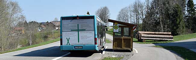Der ÖPNV macht bei der Aktion "Grünes Kreuz" publikumswirksam mit - gesehen in Oberreute 2020
