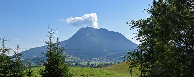 Durch Zufall eine Wolkenformation fotografiert, die vulkanische Aktivitäten auf dem Grünten suggerieren könnten. Ein Berg mit Sand-, Kalk- und Mergelsteine und Eisenvererzungen sowie Meeresfossilien als Vulkan - seeeehr unwahrscheinlich!