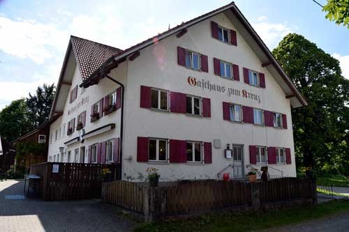 Gschnaidt ist ein bekannter Wallfahrtsort mit einem Gasthof "Zum Kreuz"