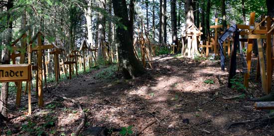Gschnaidt - lackierte Holzkreuze sind ein ernsthaftes Umweltproblem im Wald