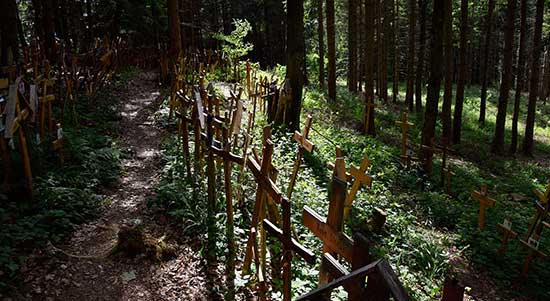 Gschnaidt Holzkreuze haben im gegenlicht noch unheilvollere Ausstrahlung