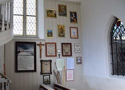 Linke Seite des Vorraumens der Neugotischen Kapelle Gschnait