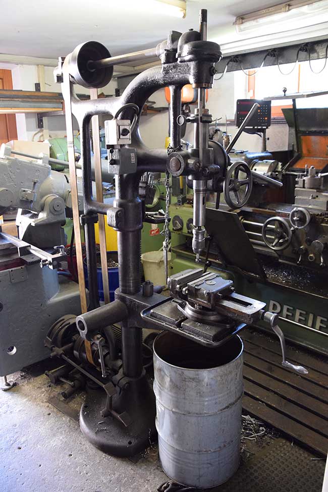 6 Gang Säulenbohrmaschine mit Transmissionsantrieb - hier eine private Werkstatt in Heimenkirch