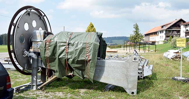 Panorama Lifte Hopfen - innerhalb von vier Tagen alle Stützen und Fundamente entfernt. Einen der kleineren Lifte konnte er an den Skiclub Möggers verkaufen, der ihn für den Luggi-Leitner-Lift nutzen wird. Lift 2 (hier im Bild) geht an einen Bike Park in Franken