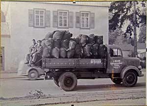 Josef Iblher bei der Kohleauslieferung mit seinem Mercedes l 311 ca 1960 in Lindau