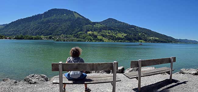 Alpsee - Coronafreier Himmel mit Alpsee, Immenstädter Horn(li) und Gschwendner Horn (re) Bank steht aum Uferweg