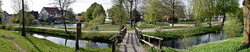 Blick vom Durchlass der Stadtmauer (Kornhausgasse) auf den Park vor dem Kurhaus (Cafe, Restaurant und großer Saal) - Corona hat es freigeräumt