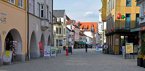 Isny - Wassertorstrasse - Hauptgeschäftszeit - Coronafreie Innenstadt - Eis hat offen, keine Schlange