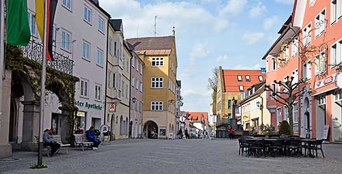 Isny - Wassertorstrasse - Hauptgeschäftszeit - Coronafreie Innenstadt - fast Menschenfrei