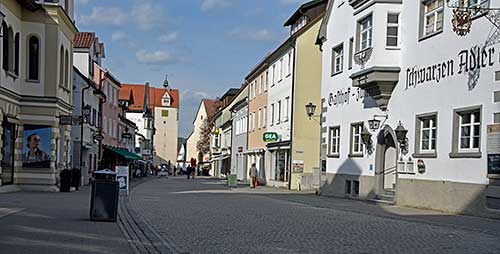 Isny - Wassertorstrasse - Hauptgeschäftszeit - Coronafreie Innenstadt trotz bestem Wetter