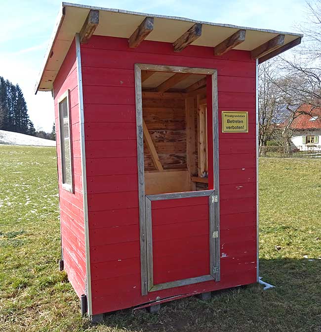 ÖPNV Allgäu - Schulbus Wartehäuschen nur für den Besitzer - Privatgrundstück - Betreten verboten, die armen Kinder vom Nachbarn