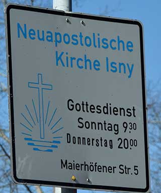 Hinweisschild auf Gottesdienste: Neuapostolischer Gottesdienst in Isny