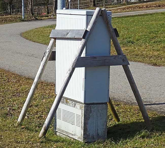 Telekom Schaltkasten gegen Umkippen fachgerecht gesichert - Isny ->  Kleinhaslach 2020