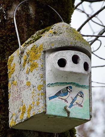 Isny Stadtpark, direkt vor der Stadtmauer - Vogelhäuser mit Spendername