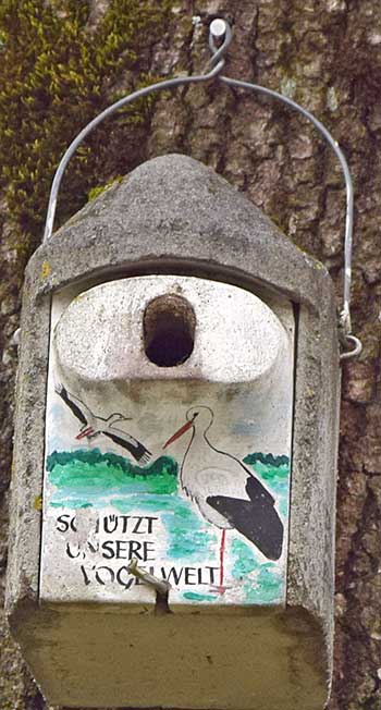 Isny Stadtpark, direkt vor der Stadtmauer - Vogelhäuser zum Schuz der Vogelwelt