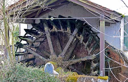 Untere Mühle in Isny im Allgäu - wiederhergestelltes Laufrad der Wassermühle am Kurpark, an der Seidenstrasse