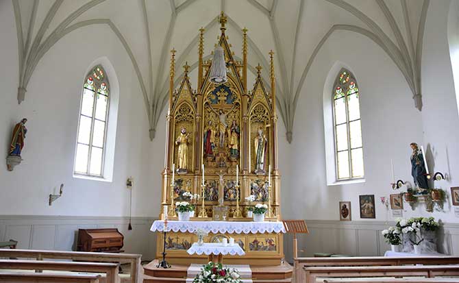 Kapelle Gschnaidt - Der Legende nach soll hier in Gschnaidt einmal ein armer Einsiedler gelebt haben, der verstorben ist. Er sollte eigentlich drunten im Dorf würdevoll seine letzte Ruhestätte erhalten. Aber die Pferde die vor dem Leichen-Wagen gespannt wurden , folgten nicht, und zogen immer wieder trotz vergeblicher Mühe des Kutschers , den toten Einsiedler den Berg hinauf wo er bis zum Tode lebte und betete. Es war ein Wink Gottes, man begrub den frommen Mann dort, und errichtet auf dessen Grab eine kleine Kapelle. Später kam ein größeres Gotteshaus dazu.