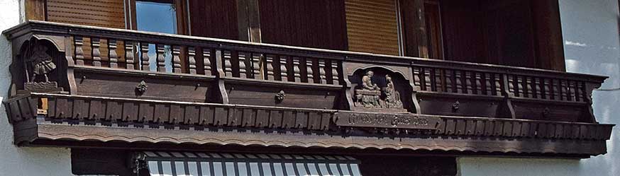 Neben dem WKW Zürs gibt es heute ewin privates Eigenheim mit diesem geschnitzten Balkon au de 60er Jahren