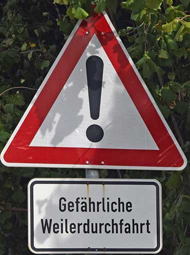 Verkehrszeichen Achtung, gefährlche Weilerdurchfahrt - nicht immer ganz unbegründet! Unterwitzenberg bei Legau