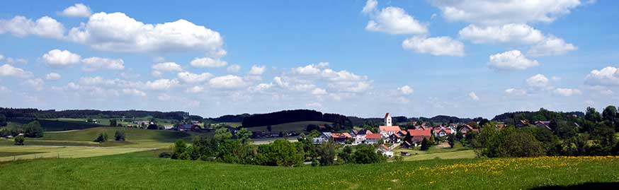 Blick vom Parkplatz der Wallfahrtskapelle La Salette auf Engerazhofen